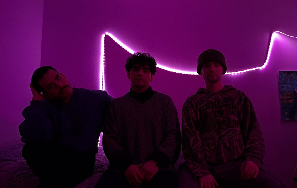 Descubre a Kravis, la banda chilena emergente que se ha consolidado rápidamente en la escena musical del país con su EP "Domingos Raros".